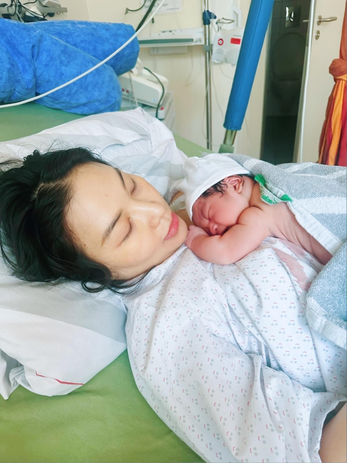 Quỳnh Thư ôm con sơ sinh, tháng 9/2024.