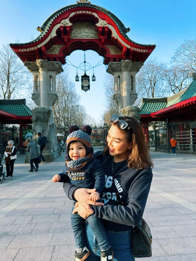 Người đẹp 8X đưa quý tử gần 6 tháng tuổi đi chơi cuối tuần trước.