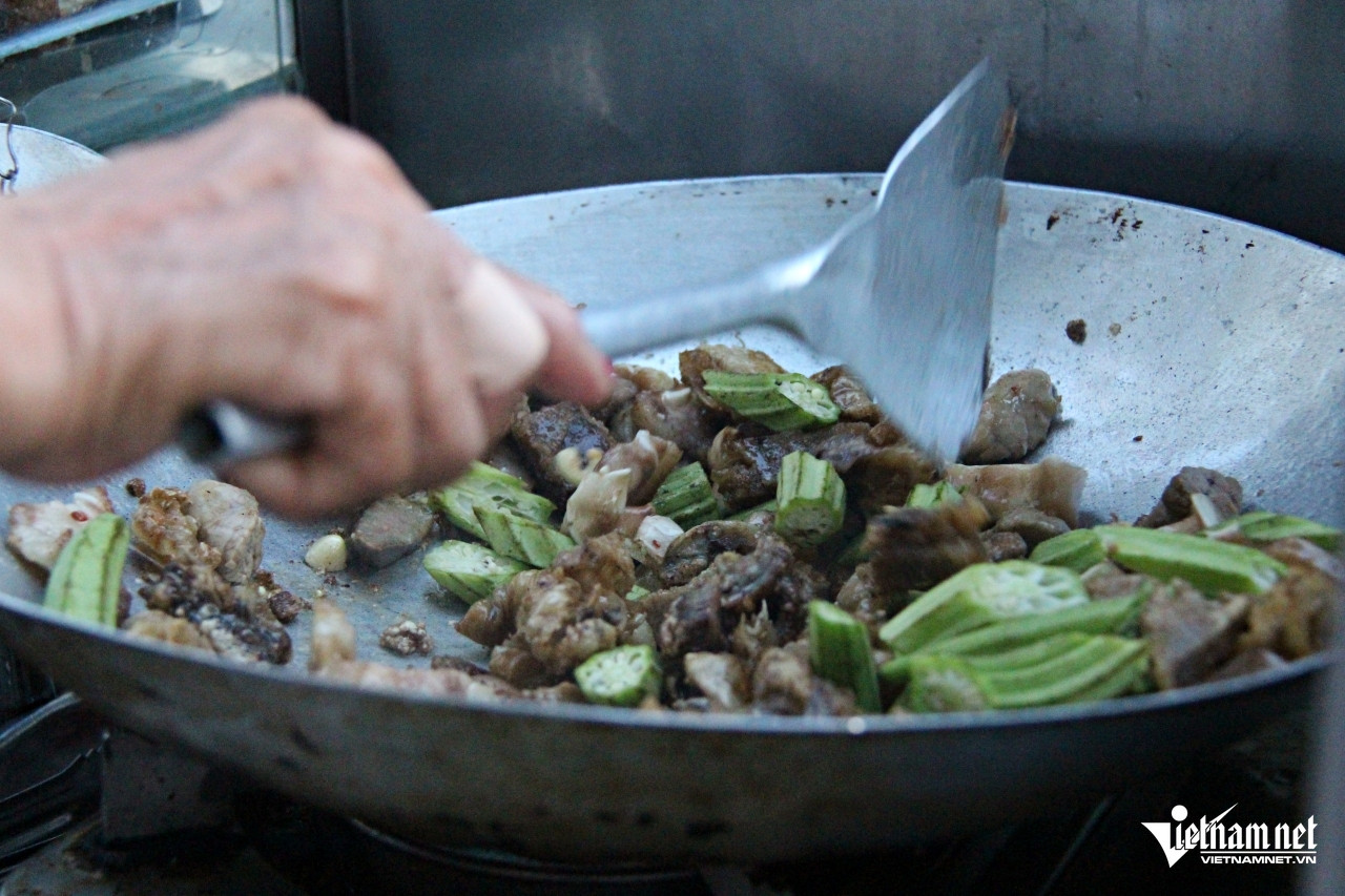 Các loại nguyên liệu được bà Kiều xào, chiên cùng đậu bắp hoặc rau muống tuốt lá. Ảnh: Hà Nguyễn