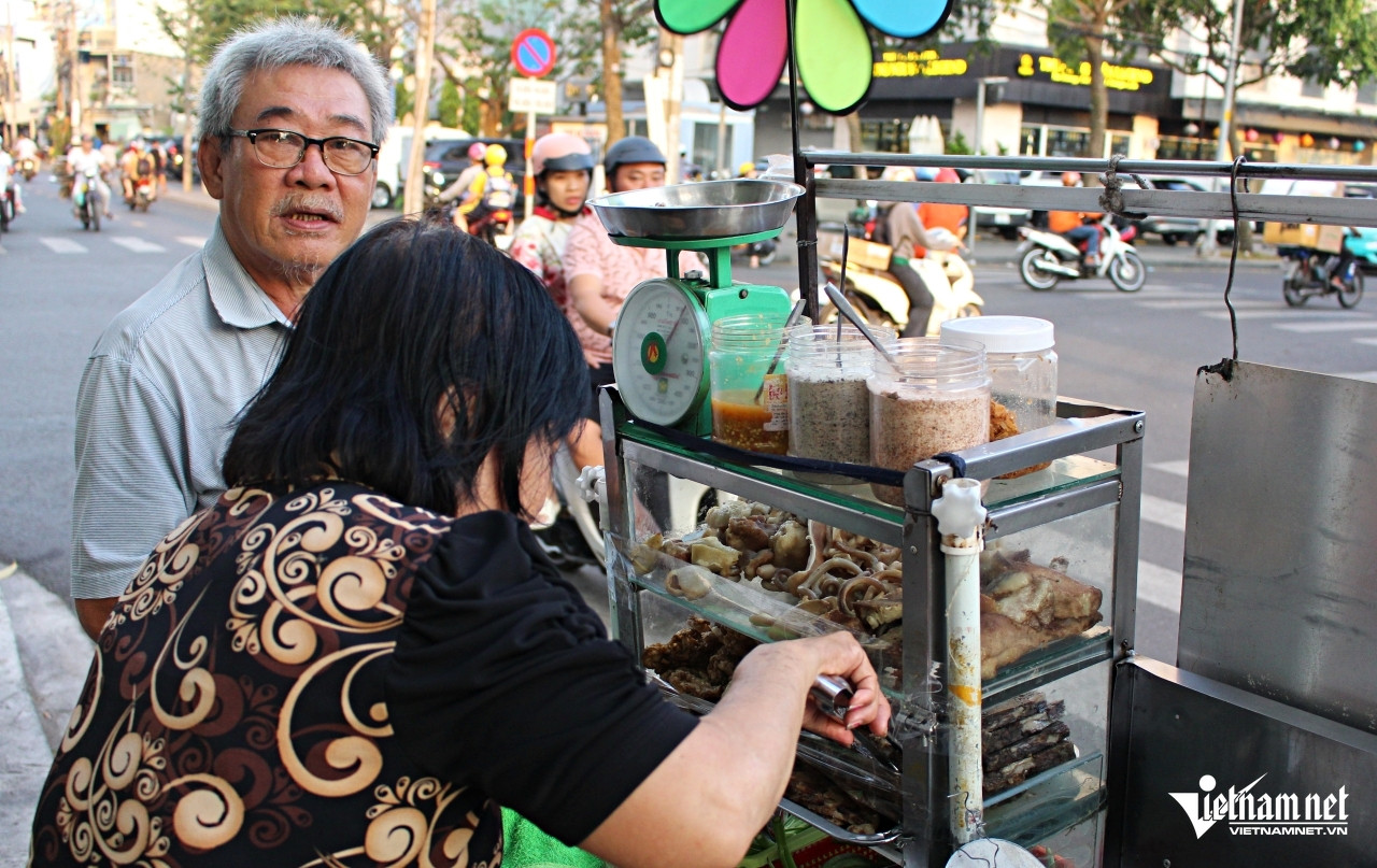 Quán ăn của bà Kiều thu hút nhiều khách quen đến ăn, mua về. Ảnh: Hà Nguyễn