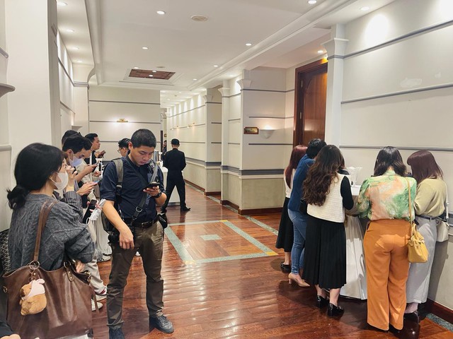 Các nhà báo bị ngăn cản vào phòng gặp gỡ báo chí