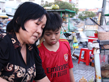 Quầy hàng ăn độc lạ của bà chủ 60 tuổi ở TPHCM, khách ngượng đỏ mặt khi gọi món