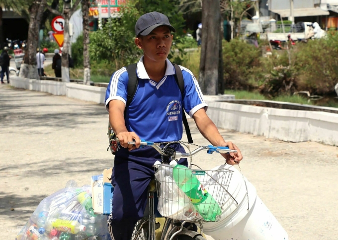 Lê Hữu Do trên chiếc xe đạp lỉnh kỉnh ve chai. Ảnh: An Minh