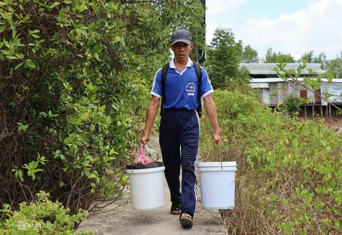 Do xách thức ăn thừa về nhà để nuôi heo. Ảnh: An Minh