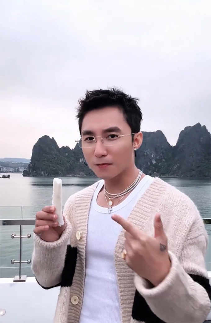 Sơn Tùng M-TP cầm bánh gật gù. Ảnh: Cắt từ video