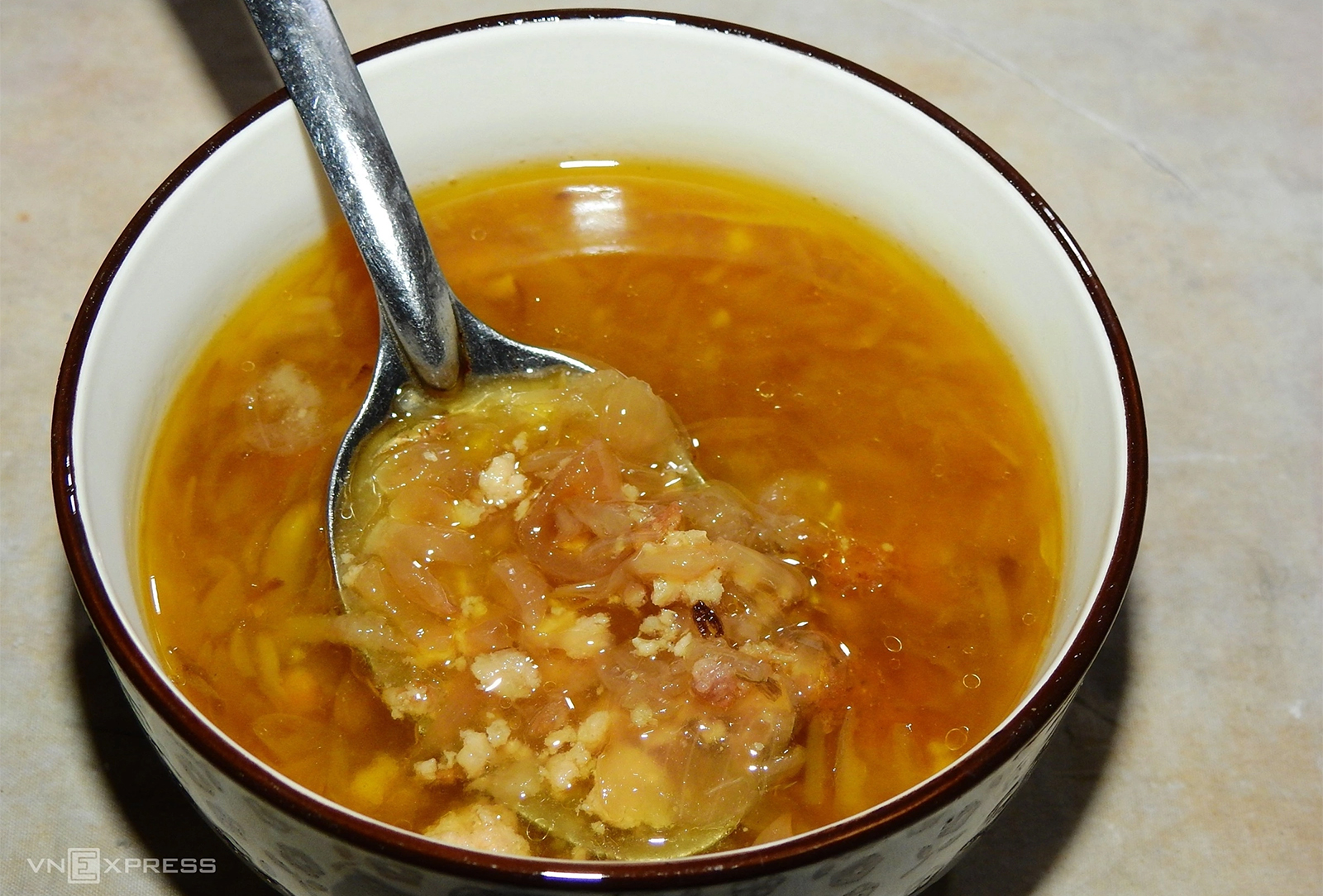 Sơn Tùng M-TP giới thiệu món bánh gật gù. Ảnh: Tiktok Sơn Tùng