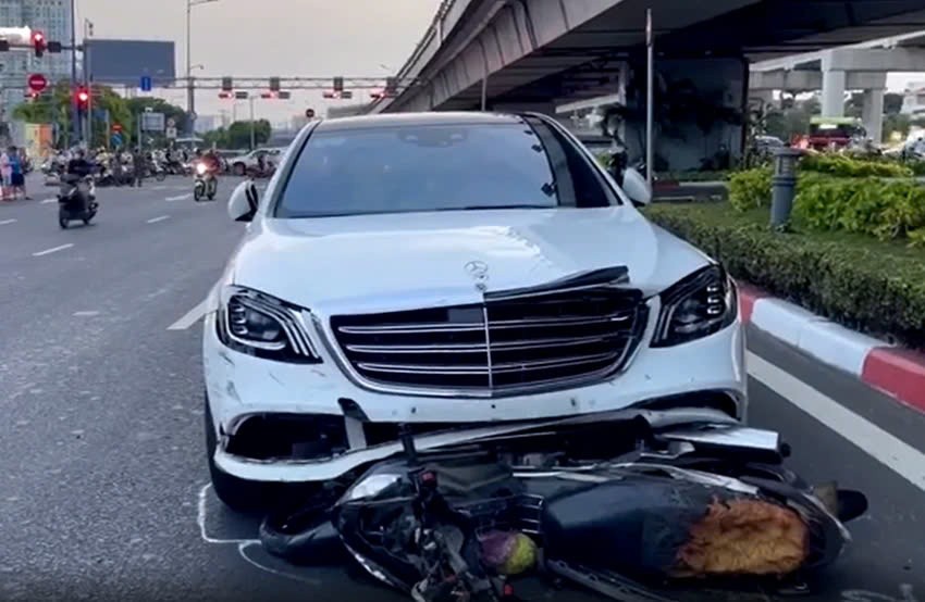 Một nạn nhân trong vụ ô tô Mercedes tông hàng loạt xe máy ở ngã tư Thủ Đức đã tử vong vào sáng 17-3. Ảnh: HT