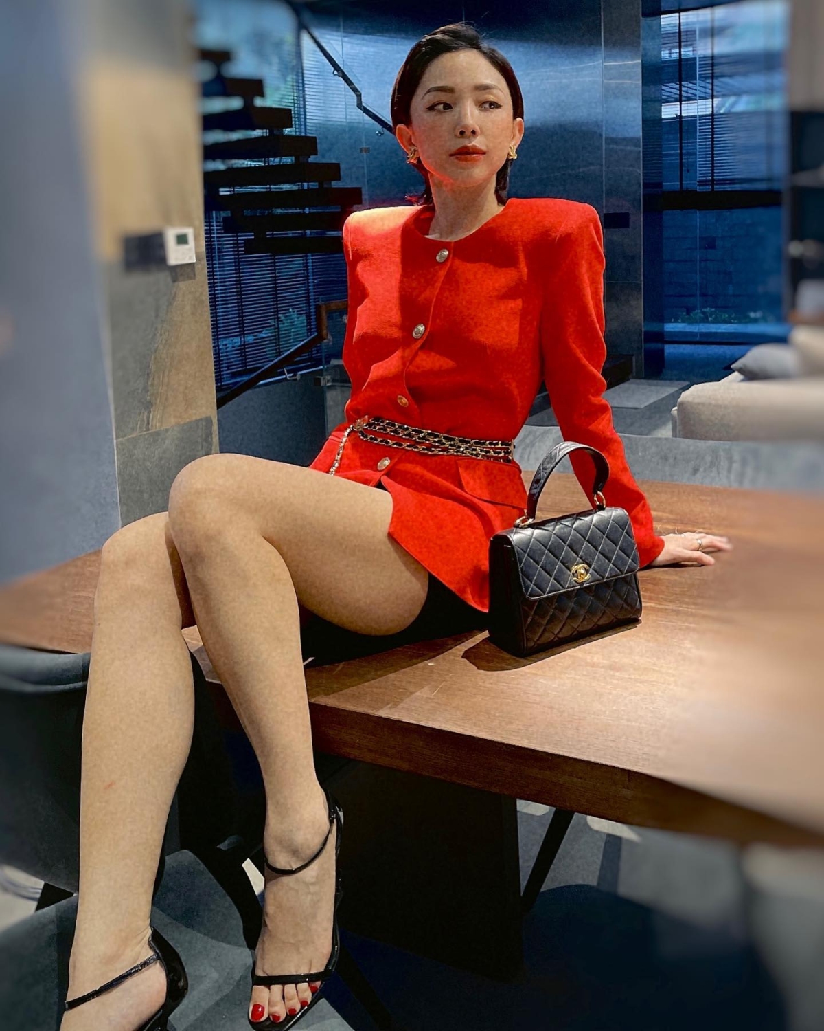 Ngoài thiết kế trên, Tóc Tiên còn sưu tầm nhiều mẫu túi khác của Chanel, có mức giá từ hơn 100-200 triệu đồng. Theo bà xã Touliver, cô yêu thích dòng túi đồ cổ vì thiết kế mang tính timeless, tức bền vững vượt thời gian, không lỗi mốt.