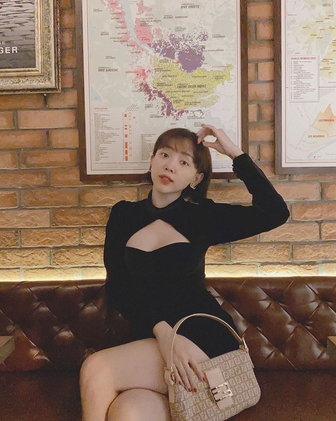 Thiết kế vintage của Fendi cũng là một trong những chiếc túi xách dùng mãi chưa chán của Tóc Tiên. Mẫu túi mang phom dáng kẹp nách đặc trưng của thời trang những năm 2000.