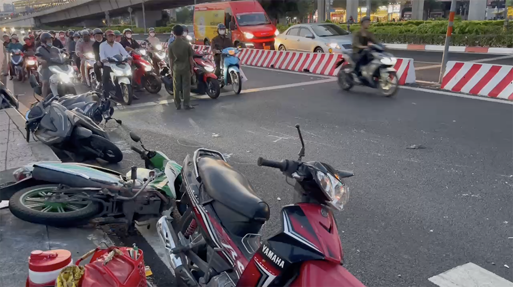 Vụ xe Mercedes gây tai nạn khiến nhiều người bị thương, một người tử vong. Ảnh: Linh An.