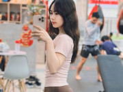 Bà bầu - Mẹ một con sở hữu vòng eo con kiến nhờ tập tạ