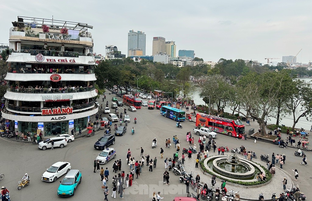 Khu vực phía trước tòa nhà Hàm cá mập vừa là quảng trường vừa là nút giao thông (ngã 5) lớn nên hàng ngày lượng người và xe lưu thông rất đông.