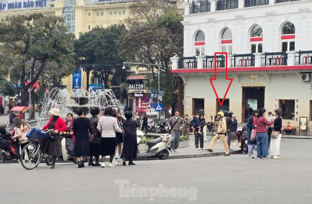 Trong sáng 19/3, lực lượng CSGT tại Đội CSGT số 1, Phòng CSGT Hà Nội đã đến đây làm nhiệm vụ, đi đến từng khu vực có đông người đứng để nhắc nhở không dừng, đỗ xe trên đường gây cản trở giao thông.