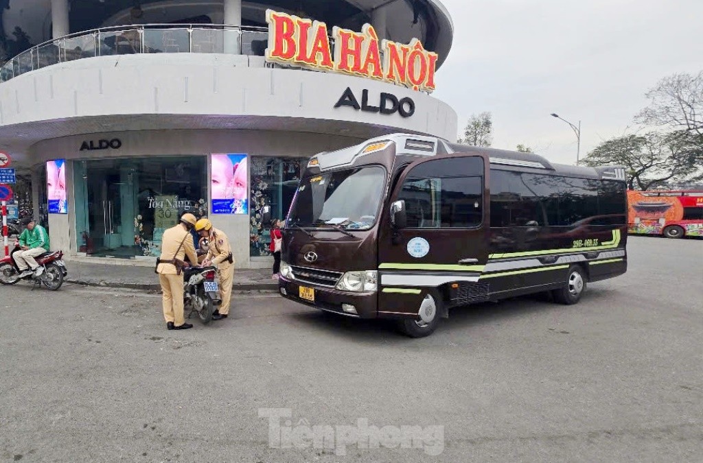 Với các xe ô tô kinh doanh, xe chở khách dừng đỗ sai quy định, CSGT đã kiểm tra, lập biên bản xử phạt.