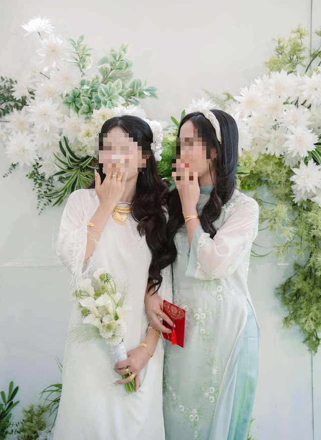 Kỷ niệm cuối cùng của D.T.T với cô bạn thuở ấu thơ. (D.T.T mặc áo dài xanh)