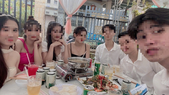 Khoảnh khắc Ngọc Vi vui vẻ bên bạn bè giờ đây chỉ còn là những tấm ảnh.