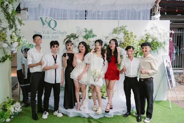 Trước khi xảy ra sự việc, ngày 2/3, bạn bè của cô dâu đã có mặt đông đủ để chúc mừng hạnh phúc cho đôi bạn trẻ.