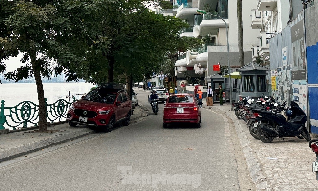Chỉ một xe ô tô lưu thông cũng bịt cả tuyến phố.