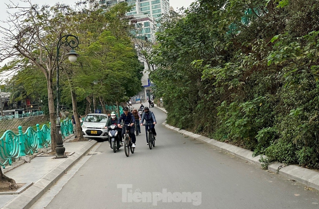 Chỉ rộng từ 3 - 5 mét (hơn 1 làn xe) nhưng hiện tuyến phố Quảng An, Từ Hoa đang phục vụ giao thông hỗn hợp, cả người đi bộ, xe xe đạp, xe máy, ô tô...