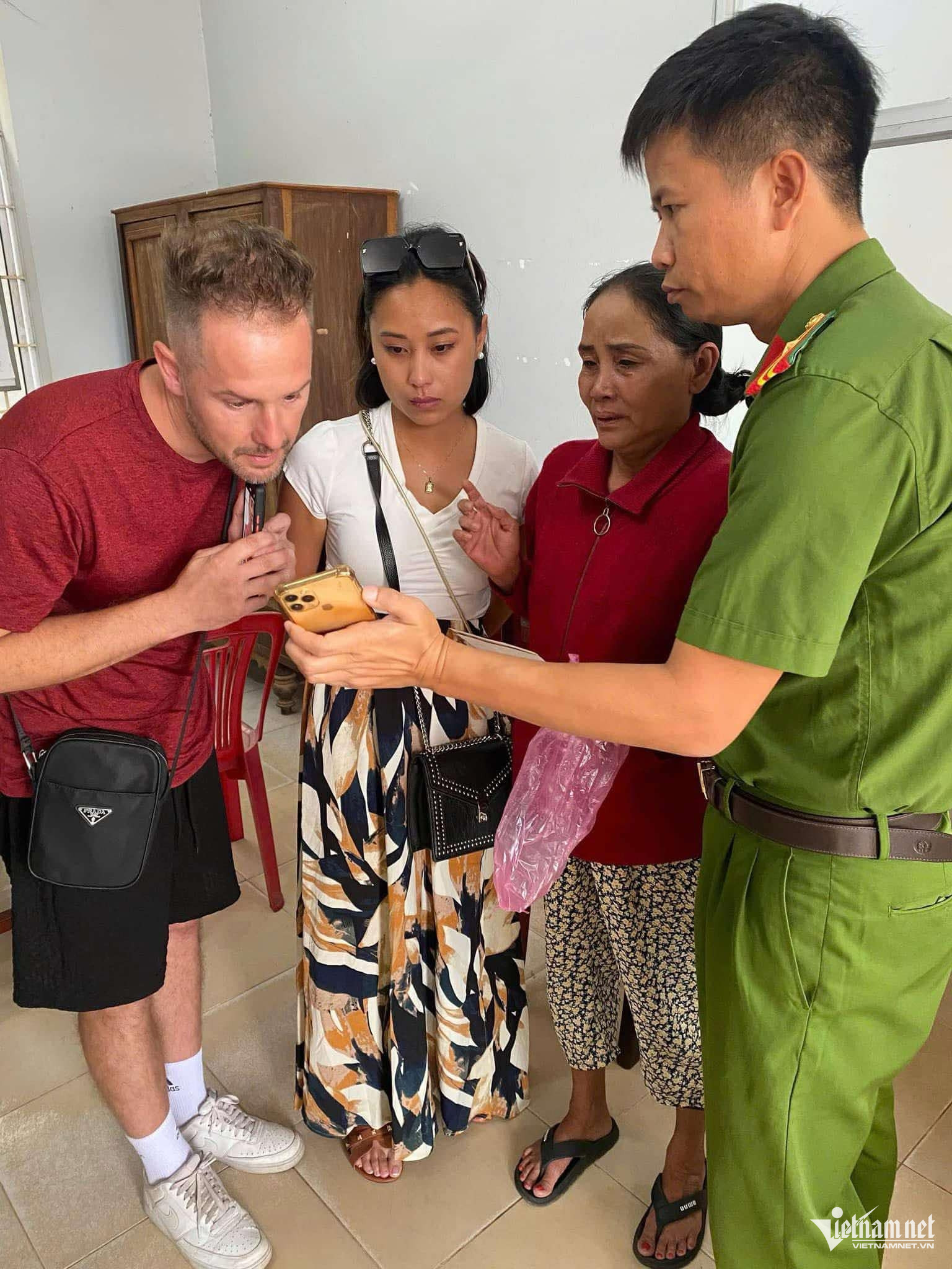 Công an xã xác minh, đối chiếu các thông tin liên quan về mối quan hệ giữa mẹ con chị Hồng. Ảnh: H.H