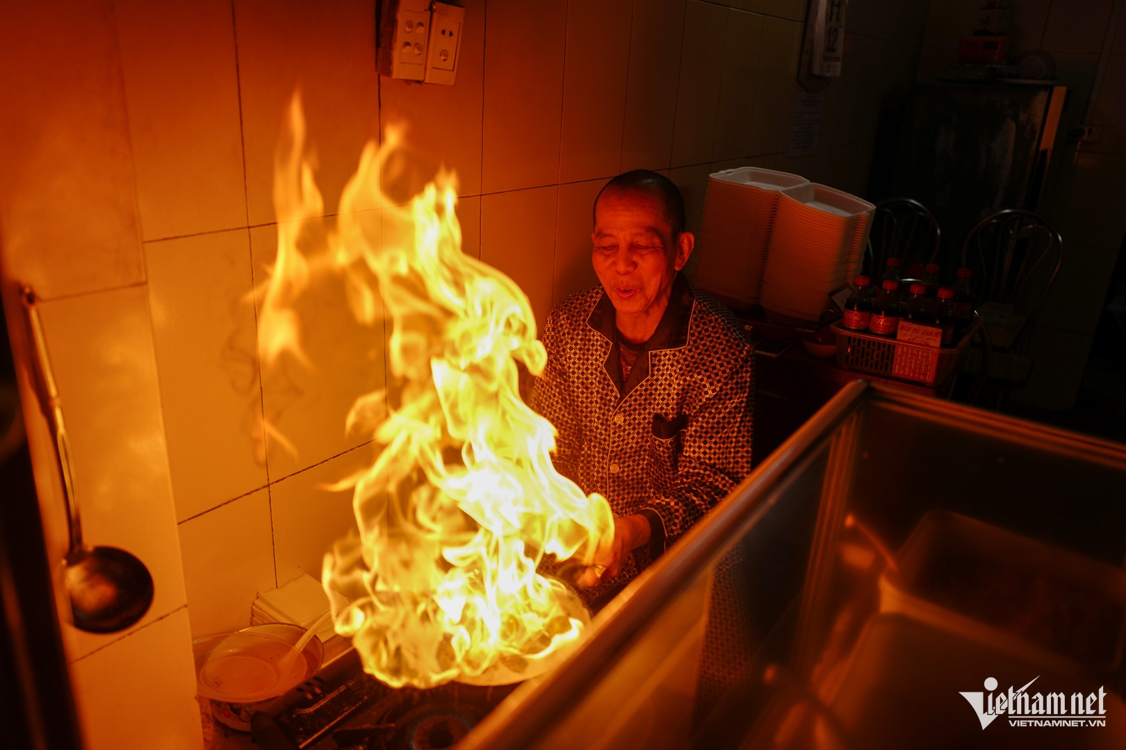 Khách lách ngõ hẹp tìm chủ quán bún bò amp;#39;múa lửaamp;#39; điệu nghệ ở Hà Nội - 5