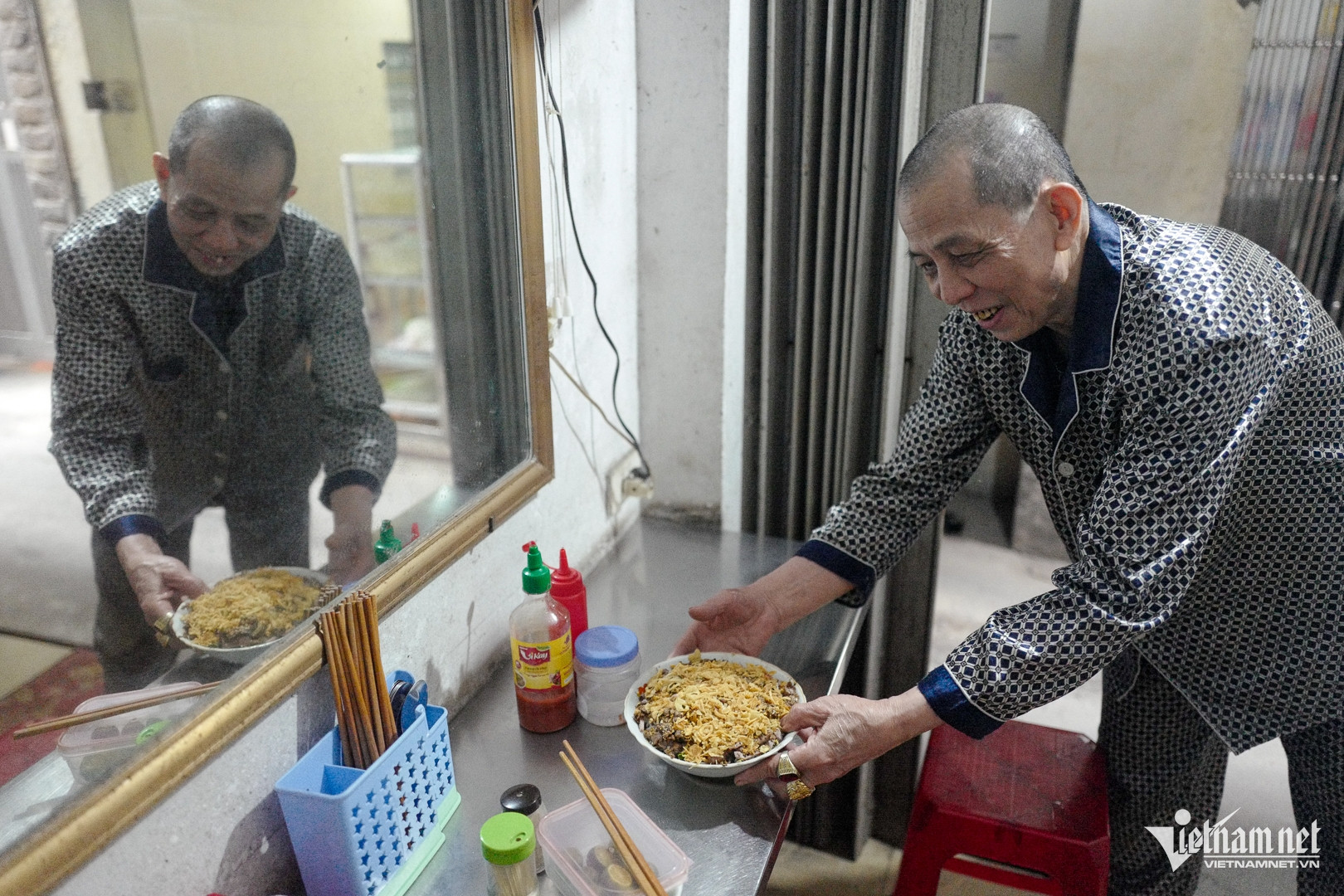 Bún bò tại quán có giá từ 30.000-70.000 đồng, tùy theo lượng đồ ăn khách gọi 