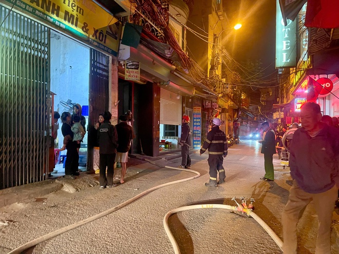 Cháy nhà trong đêm tại Giáp Bát, nhiều người hoảng loạn tháo chạy - 3