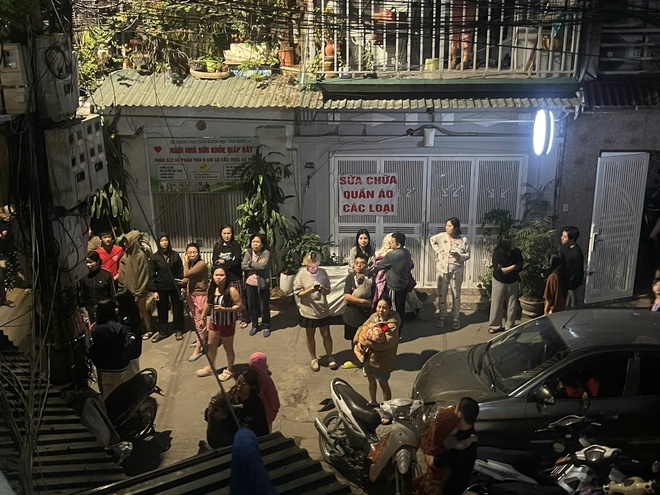 Hàng chục người dân may mắn thoát nạn khỏi đám cháy xảy ra vào giữa đêm, lực lượng chức năng cũng nhanh chóng có mặt tại hiện trường.