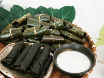 Món bánh màu đen, khách giật mình vì tên 'nhạy cảm' nhưng ăn lại mê