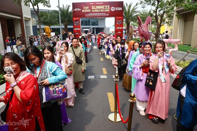 Khán giả xếp hàng dưới thời tiết hơn 31 độ C.