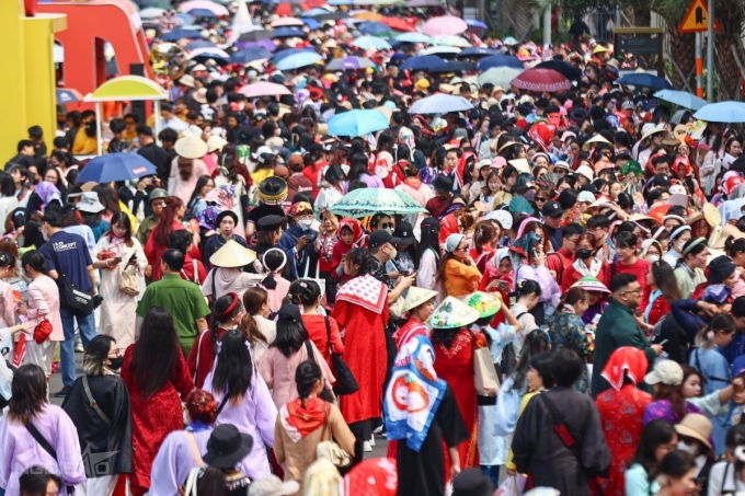 Hàng nghìn fan mặc áo dài, đổ về concert amp;#39;Anh trai vượt ngàn chông gaiamp;#39; - 1