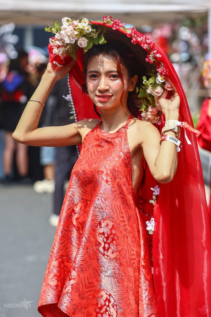 Ngọc Anh, 25 tuổi, mặc thiết kế lấy cảm hứng từ MV Bắc Bling của Hòa Minzy.