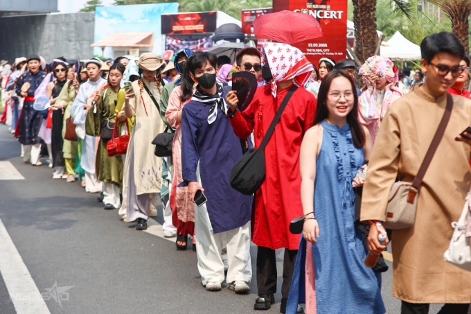 Concert 3 hút chục nghìn khán giả đủ lứa tuổi khác nhau. Trước đó, hôm 21/1, toàn bộ vé của show hết chỉ sau 40 phút mở bán.