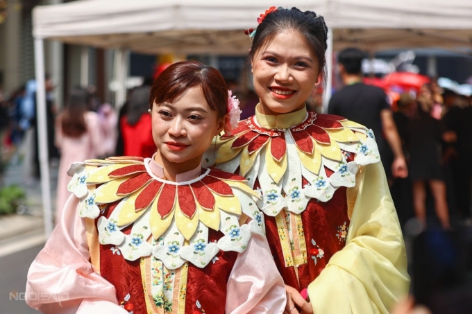 Thùy Linh, 30 tuổi (phải) mặc trang phục cảm hứng thời Nguyễn. Cô cho biết mình là thành viên FC Bùi Công Nam, từ Thái Bình vào TP HCM ủng hộ thần tượng.