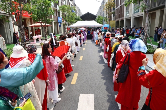 Hàng nghìn fan mặc áo dài, đổ về concert amp;#39;Anh trai vượt ngàn chông gaiamp;#39; - 11