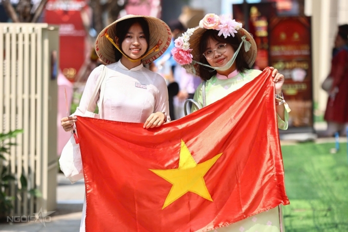 Một số khán giả nữ chọn áo dài truyền thống, thể hiện tình yêu nước.