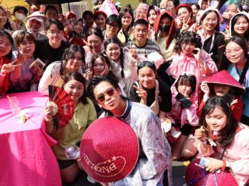 Hàng nghìn fan mặc áo dài, đổ về concert 'Anh trai vượt ngàn chông gai'