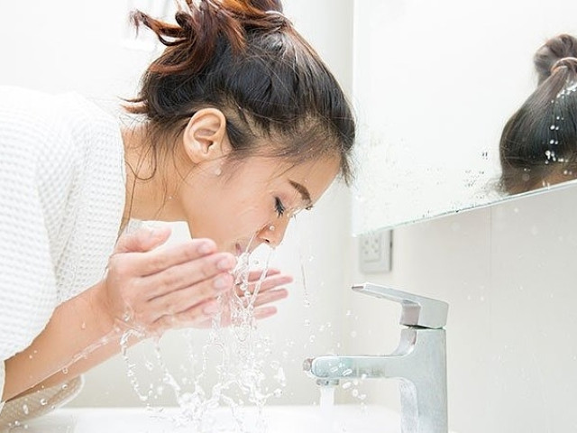 Có nên dùng sữa rửa mặt vào buổi sáng?