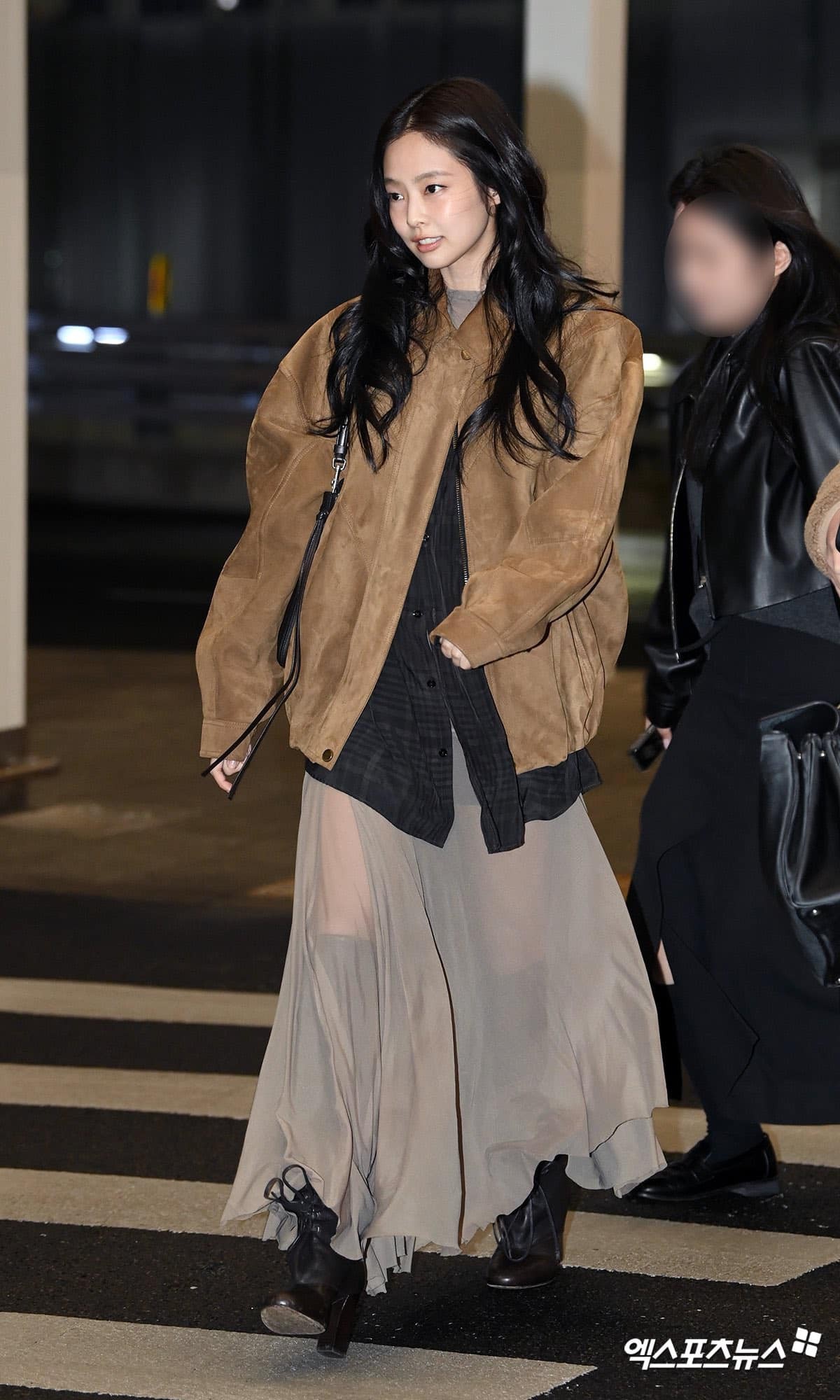 Jennie BLACKPINK ứng dụng sắc nâu của năm trong thời trang street style. Giọng ca Mantra kết hợp với các thiết kế có tông màu cơ bản như be, đen để hoàn thiện tạo hình thanh lịch, hiện đại. IT Girl xứ Hàn cao tay khi kết hợp hài hòa cả tông nâu trendy và xu hướng xuyên thấu trong cùng một outfit.