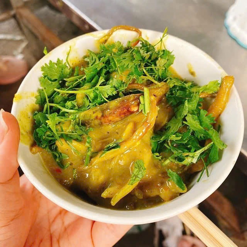 Trong đó có một món khiến nhiều người phải mất cả tiếng để xếp hàng thưởng thức, đó là món giá bể. Ảnh Ăn gì ngon Hải Phòng