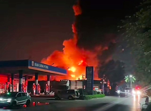 Ngọn lửa và khói bùng phát ở một khu xưởng, gần cây xăng vào giữa đêm khiến nhiều người hốt hoảng.