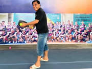 Quyền Linh mang dép tổ ong chơi môn thể thao 'nhà giàu'