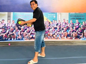 Quyền Linh mang dép tổ ong chơi môn thể thao 'nhà giàu'