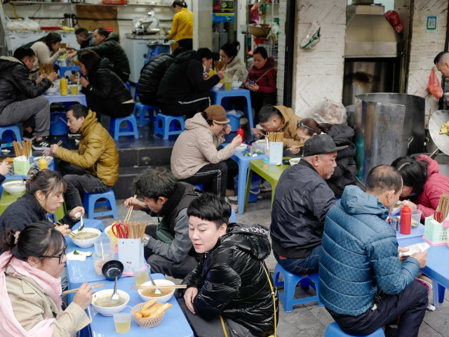 Quán phở ở Hà Nội có món tái lăn 'bốc lửa', khách ngồi kín trong nhà ngoài cửa