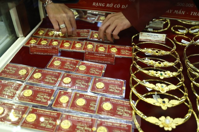 Giá vàng trong nước tăng liên tiếp theo giá vàng thế giới (ảnh: Như Ý).