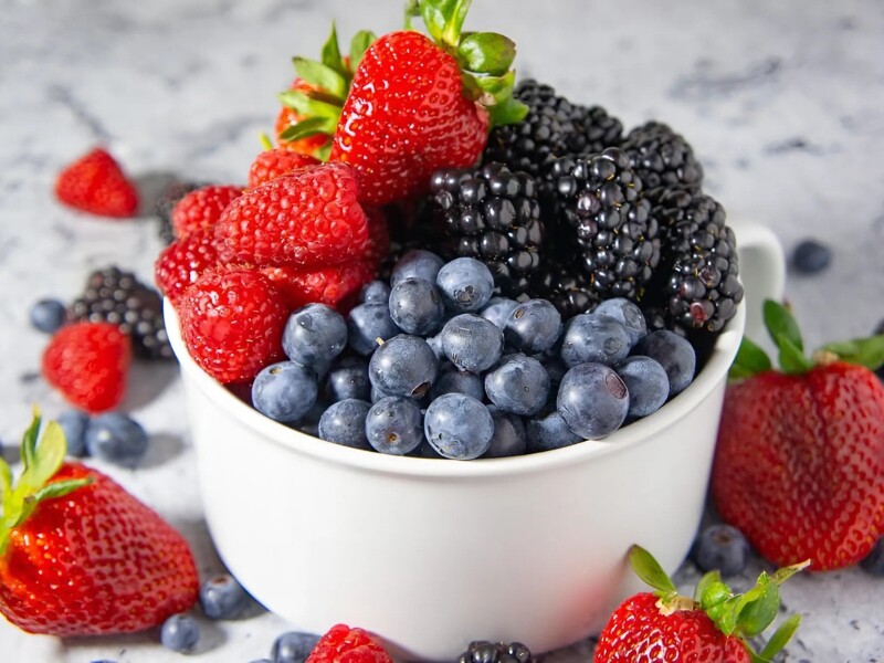 Quả mọng như: Dâu tây, việt quất, mâm xôi chứa nhiều flavonoid, chất chống oxy hóa mạnh mẽ giúp cải thiện trí nhớ, bảo vệ tế bào não khỏi tổn thương. Nghiên cứu cho thấy việc tiêu thụ quả mọng thường xuyên có thể làm chậm quá trình suy giảm nhận thức ở người lớn tuổi.