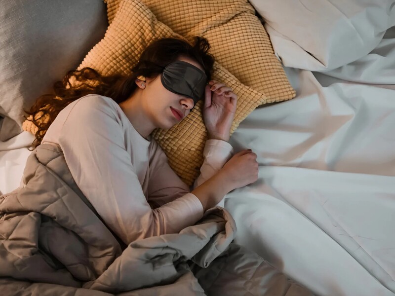 Nhiều người cho rằng, ngủ bù vào cuối tuần là cách để phục hồi sức khỏe sau một tuần làm việc căng thẳng và thiếu ngủ. Tuy nhiên, thực tế là việc ngủ bù không giúp cải thiện chất lượng giấc ngủ hay sức khỏe. 
