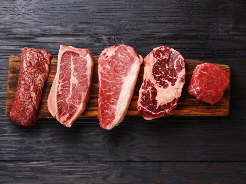 Thịt đỏ là nguồn cung cấp protein và sắt, tuy nhiên, chúng cũng chứa lượng chất béo bão hòa cao. Khi ăn thịt đỏ vào ban đêm, cơ thể sẽ mất nhiều thời gian để tiêu hóa. Quá trình tiêu hóa kéo dài này có thể khiến bạn cảm thấy nặng bụng và khó ngủ. 