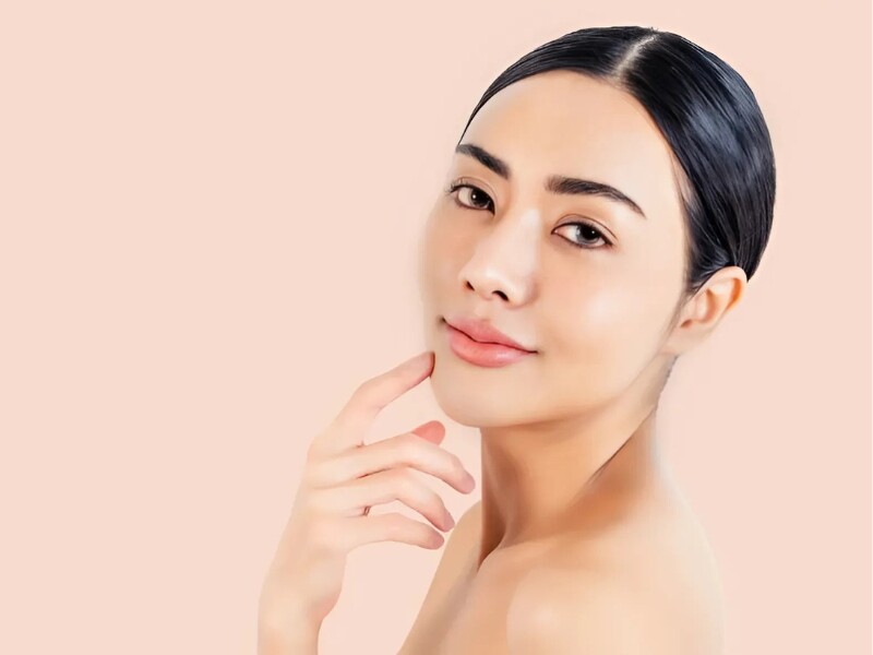 Môi ẩm mịn, không khô nứt là dấu hiệu cơ thể đủ nước và dinh dưỡng. Môi hồng hào cho thấy tuần hoàn máu tốt, không thiếu sắt hay vitamin B. Ngược lại, môi khô ráp có thể do mất nước hoặc thiếu chất.