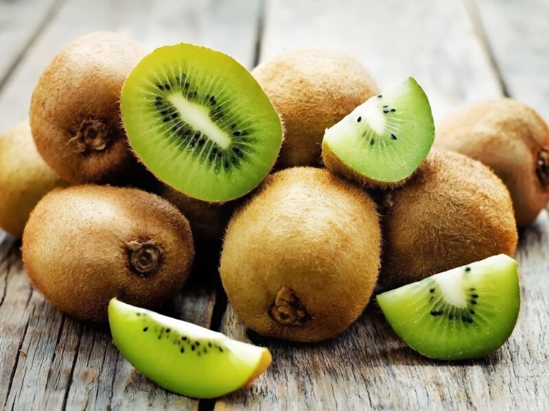 Kiwi là một trong những nguồn thực phẩm giàu vitamin C, giúp bảo vệ mắt khỏi các tác nhân gây hại như tia UV và ô nhiễm. Vitamin C giúp duy trì sức khỏe của các mạch máu trong mắt và hỗ trợ sự phát triển của mô võng mạc. 